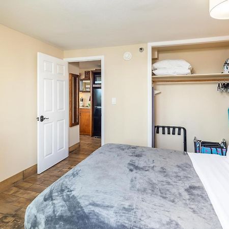 Gorgeous One Bedroom Bamboo Blocks From The Beach Honolulu Dış mekan fotoğraf
