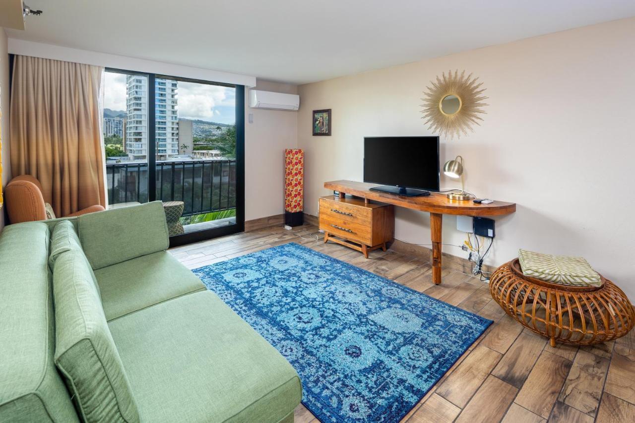 Gorgeous One Bedroom Bamboo Blocks From The Beach Honolulu Dış mekan fotoğraf