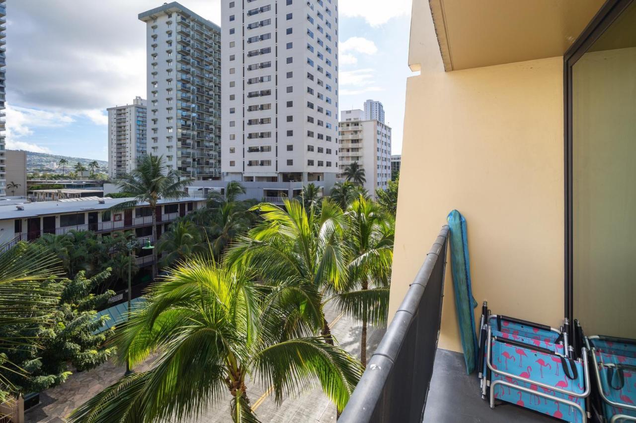 Gorgeous One Bedroom Bamboo Blocks From The Beach Honolulu Dış mekan fotoğraf