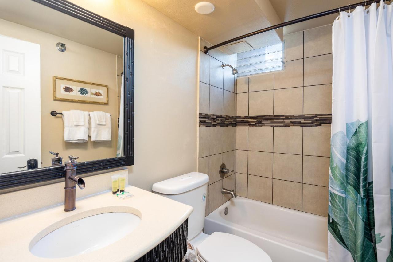 Gorgeous One Bedroom Bamboo Blocks From The Beach Honolulu Dış mekan fotoğraf