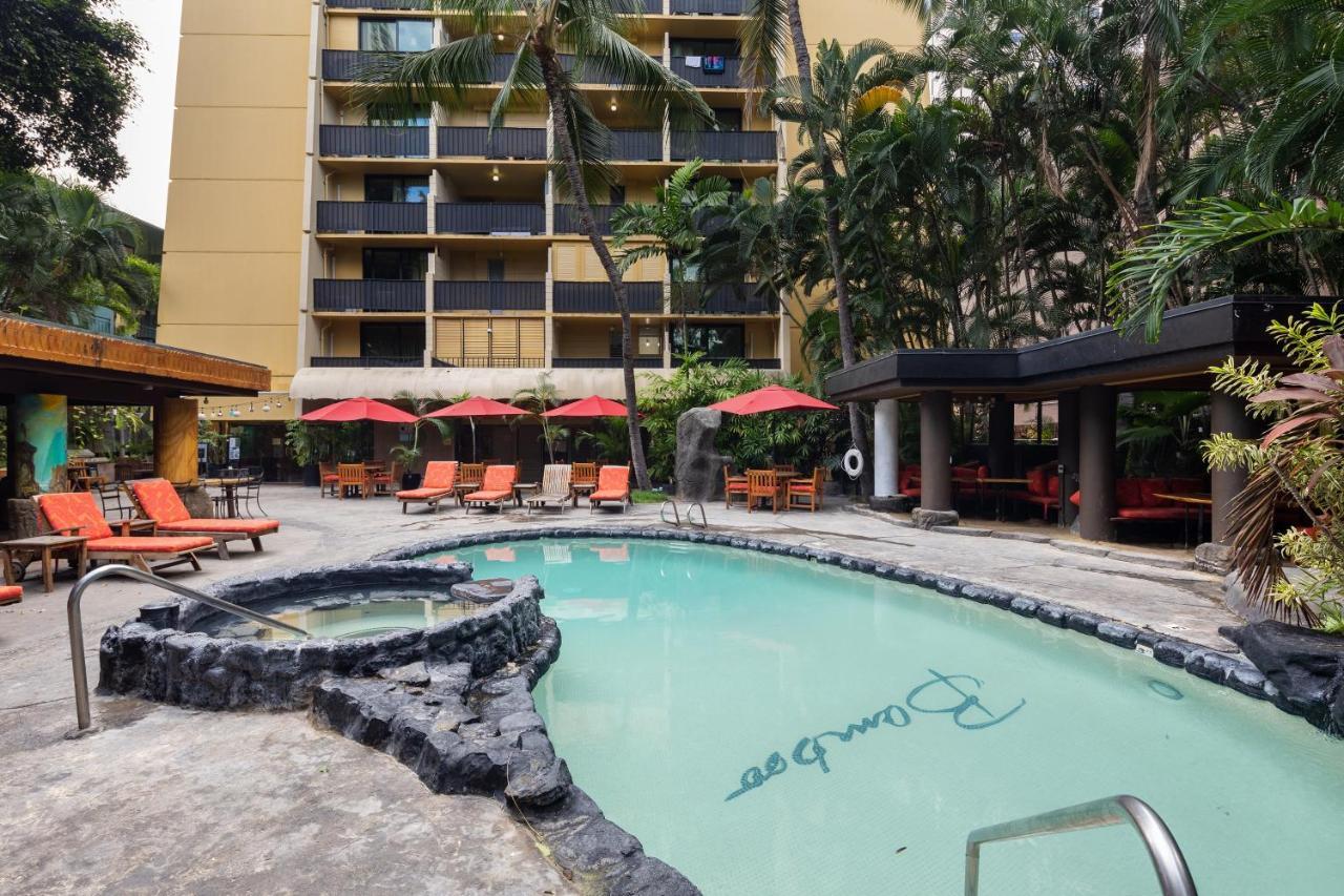 Gorgeous One Bedroom Bamboo Blocks From The Beach Honolulu Dış mekan fotoğraf