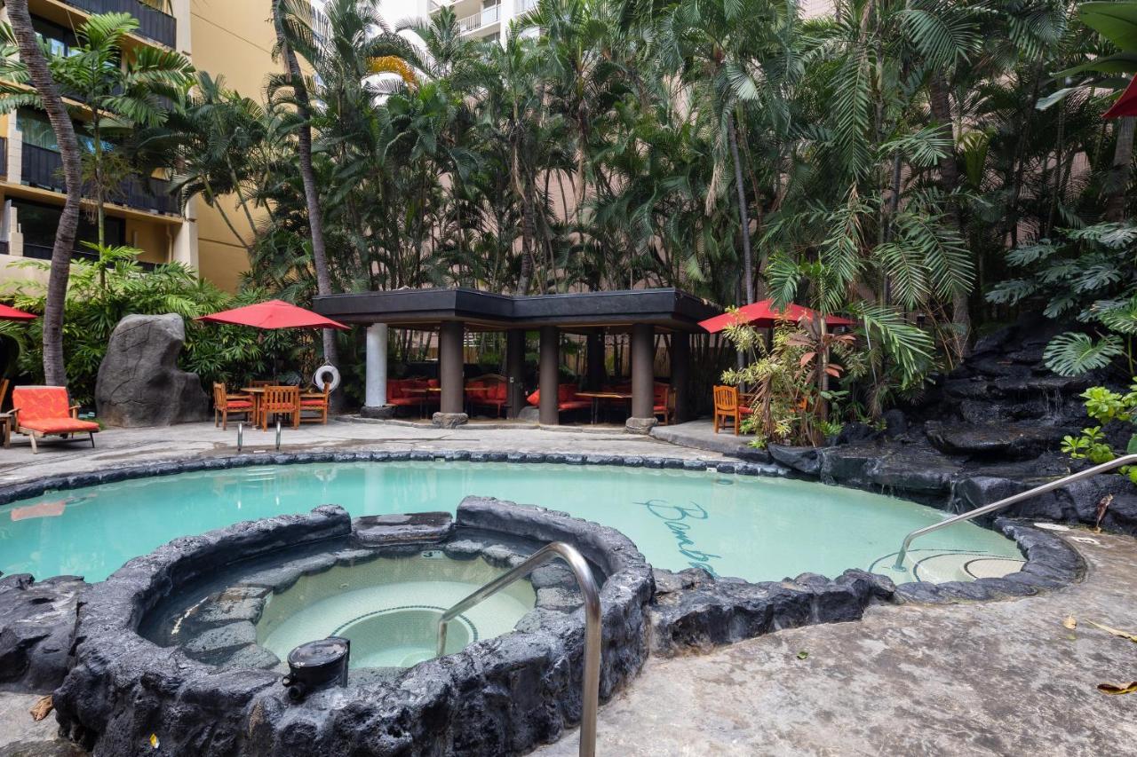 Gorgeous One Bedroom Bamboo Blocks From The Beach Honolulu Dış mekan fotoğraf