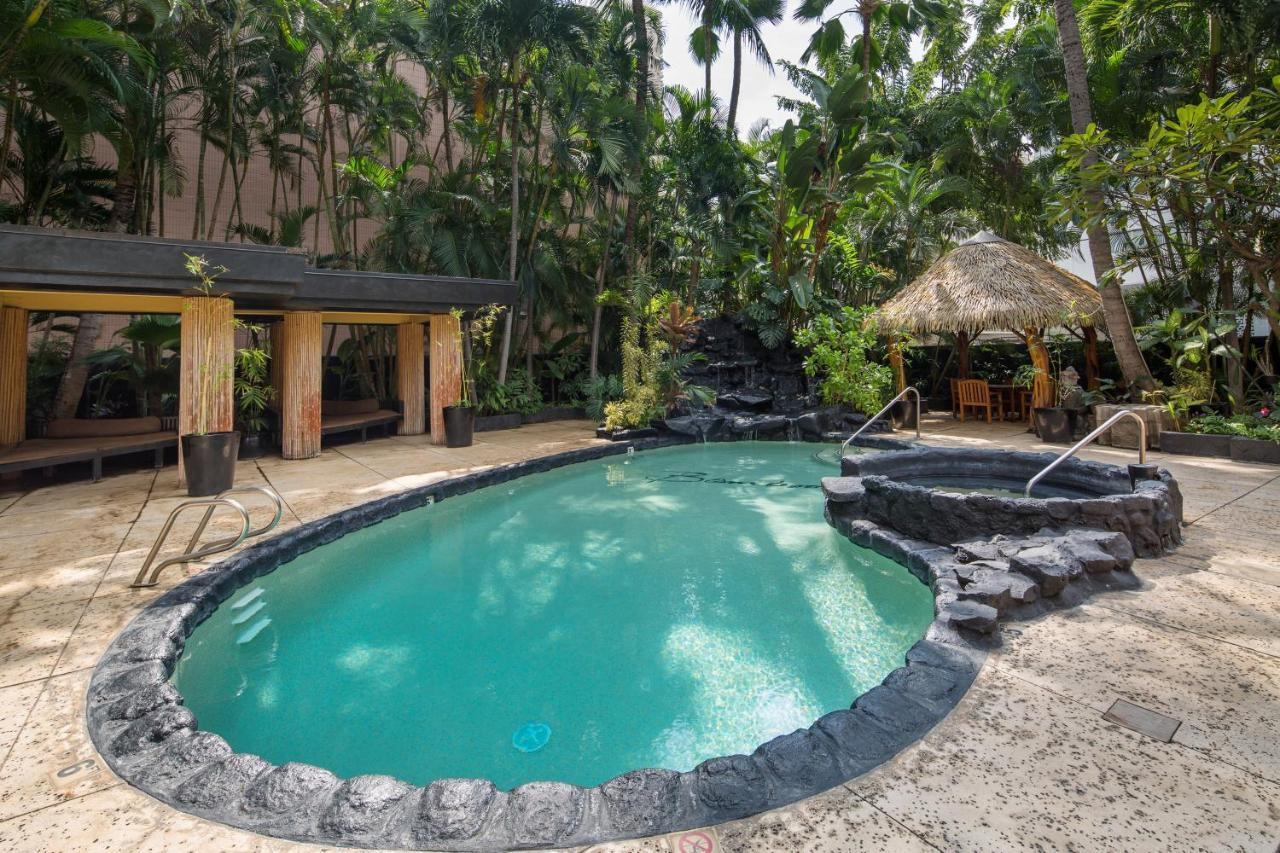 Gorgeous One Bedroom Bamboo Blocks From The Beach Honolulu Dış mekan fotoğraf